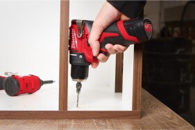 Milwaukee - M12 Akku - Bohrschrauber (M12 BLDDRC-202C) (4933499686) inkl. 2x M12 2Ah Akku & Ladegerät im Case